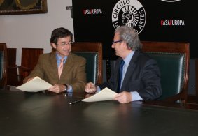 El Secretario General de la FEMP junto al Presidente de FAGDE, tras la firma del acuerdo.